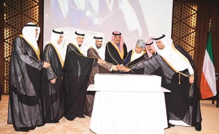 وزير الخارجية الشيخ صباح الخالد ونائب وزير الخارجية خالد الجارالله وسفير قطر بندر العطية وسفير الإمارات رحمة الزعابي والسفير ضاري العجران ﻿﻿ونائب السفير السعودي د.حسن الأنصاري والمستشار بسفارة البحرين محمد السبت يشاركون السفير العماني د.عدنان الأنصاري بقطع كيكة الاحتفال(أحمد علي)﻿