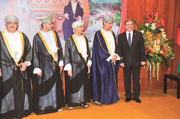 السفير العراقي علاء الهاشمي يهنئ السفير العماني ﻿
