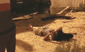 أحد المصابين في حادث الصبية وفي الإطار يبدو الموقع الذي سقطت منه المركبة من أعلى الجسر﻿