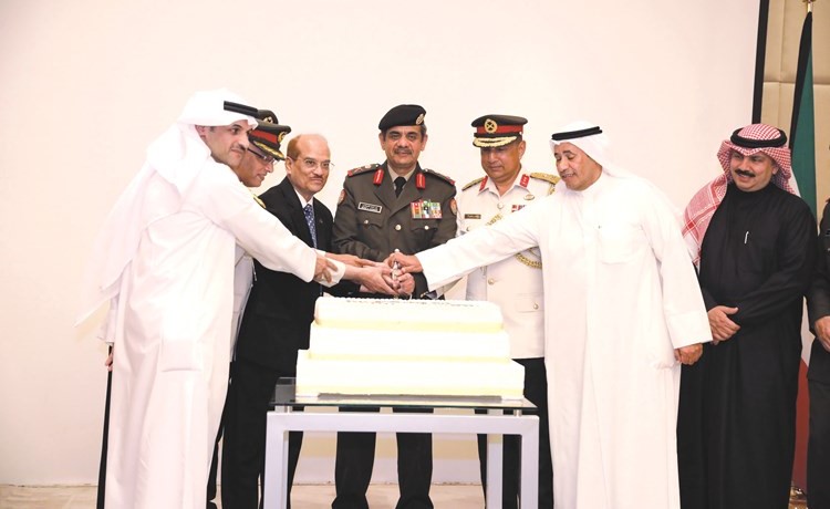 اللواء الركن بدر العوضي مشاركا السفير أس. أم. أبو الكلام قطع كعمة الاحتفال    (عادل سلامة)﻿