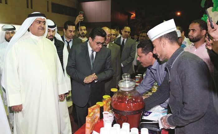 السفير المصري والشراح خلال جولة على المنتجات ﻿
