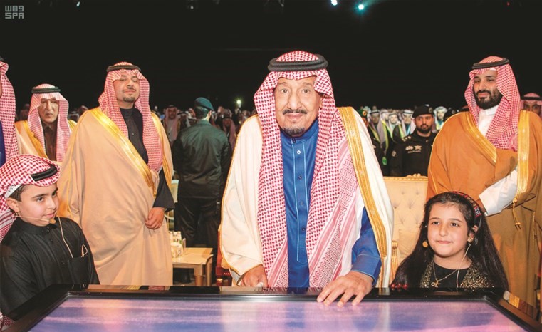 خادم الحرمين الملك سلمان بن عبدالعزيز مدشناالمرحلة الأولى من منظومة مشروعات وعد الشمال أمس بحضور صاحب السمو الملكي الأمير محمد بن سلمان ولي العهد نائب رئيس مجلس الوزراء وزير الدفاع					(واس) ﻿