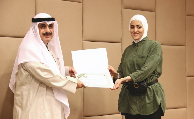 م. هاشم الرفاعي مكرما إحدى خريجات الدورة ﻿