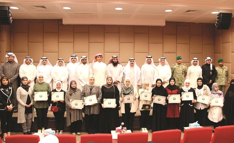 م. هاشم الرفاعي وعدد من قيادات الحرس مع المشاركات في الدورة﻿