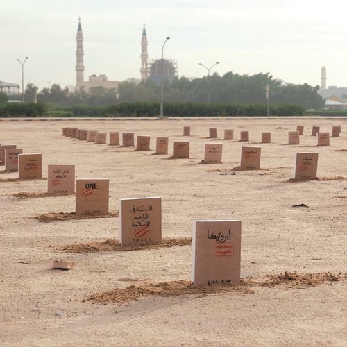 الصور التي وضعت أمام معرض الكتاب﻿