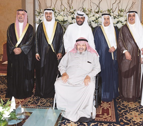 الزميلان فيصل القناعي ومبارك القناعي يباركان﻿