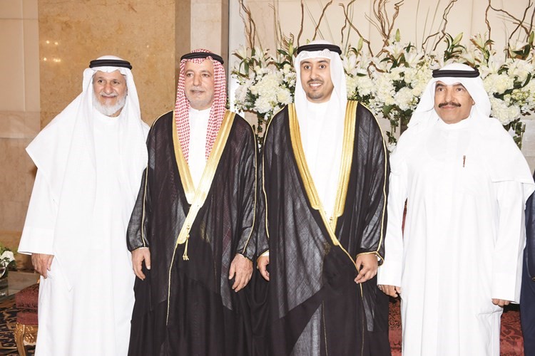 عبدالعزيز الخميس وعلي الخميس يهنئان﻿