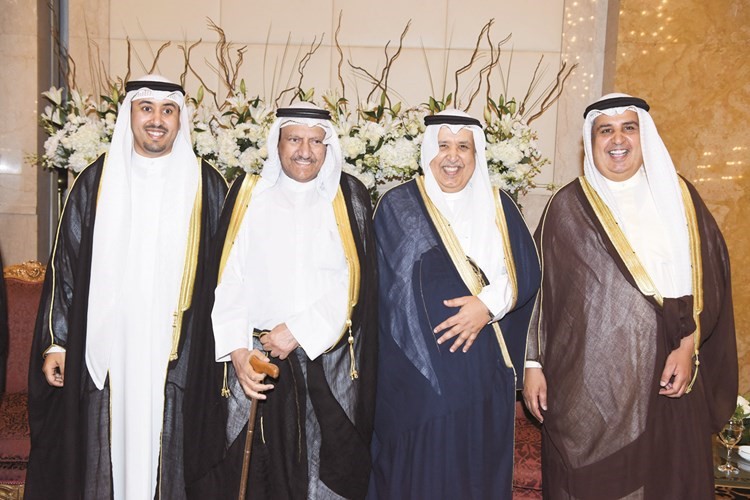 المعرس مع جده محمد ماجد الغانم ووالده د.خالد السمار وعمه فواز السمار﻿