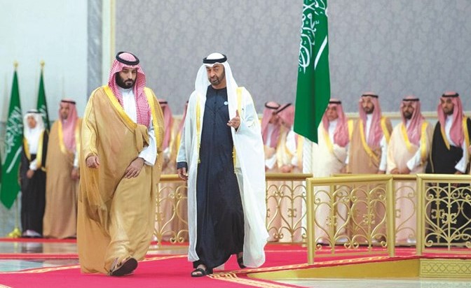  صاحب السمو الشيخ محمد بن زايد ولي عهد أبوظبي نائب القائد الأعلى للقوات المسلحة الإماراتية مستقبلا صاحب السمو الملكي  الأمير محمد بن سلمان ولي العهد نائب رئيس مجلس الوزراء وزير الدفاع السعودي في أبوظبي أمس الأول		(وام) ﻿