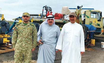 الوزير م.حسام الرومي والفريق الركن م.هاشم الرفاعي خلال جولة في منطقة صباح الأحمد السكنية
