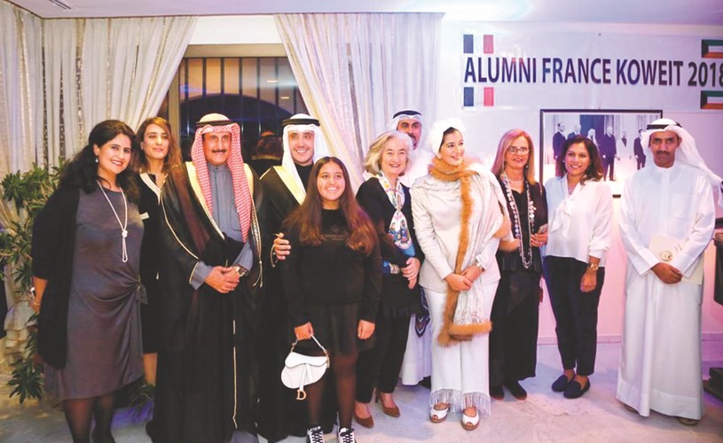 الشيخ د.ابراهيم الدعيج والشيخ احمد الناصر والشيخة العنود ابراهيم الدعيج والشيخة شيخة احمد الناصر والسفيرة الفرنسية ماري ماسدوبوي وعدد من خريجي الجامعات الفرنسية ﻿