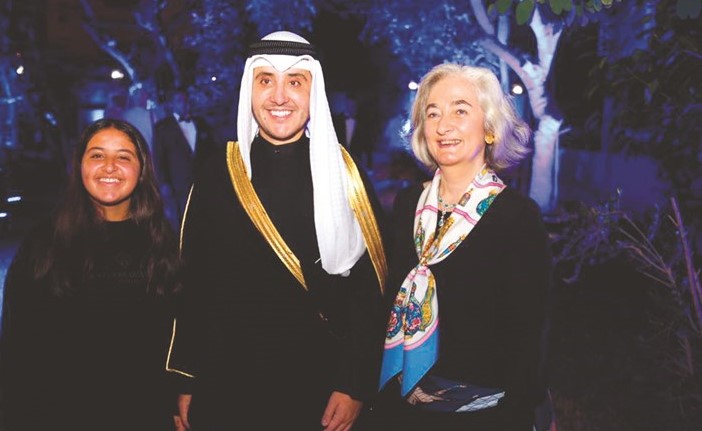 السفيرة الفرنسية ماري ماسدوبوي والشيخ د.أحمد ناصر المحمد والشيخة شيخة أحمد الناصر ﻿