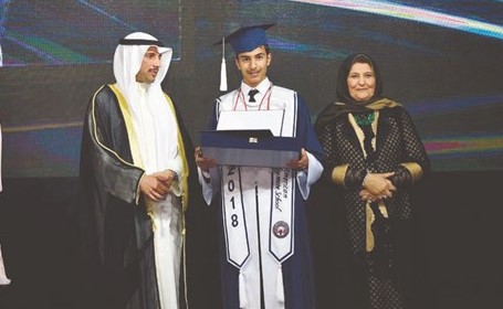 الفقيد عبدالرزاق الخميس رحمه الله متوسطا د.فايزة الخرافي والرئيس مرزوق الغانم لدى تخرجه﻿