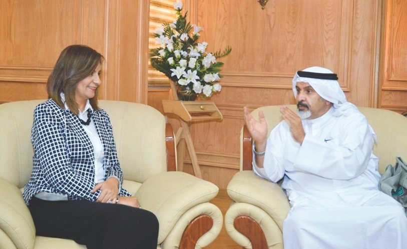 وزيرة الهجرة السفيرة نبيلة مكرم خلال استقبالها الكاتب عبدالعزيز التميمى﻿