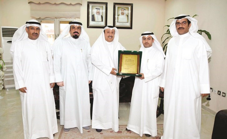 عبدالله الدماك يقدم درعا تقديرية إلى حسن الخضر بحضور عدد من أعضاء مجلس إدارة اتحاد المزارعين﻿