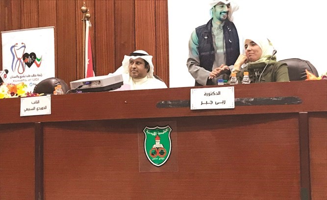 الحميدي السبيعي مع د. ربى جبر أثناء الندوة ﻿