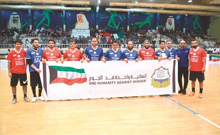 د.نايف العجمي وفهد الكندري وعبيد العتيبي مع بعض اللاعبين المشاركين في مباراة مبادرة انسانية واحدة ضد الجوع-(محمد هاشم)﻿