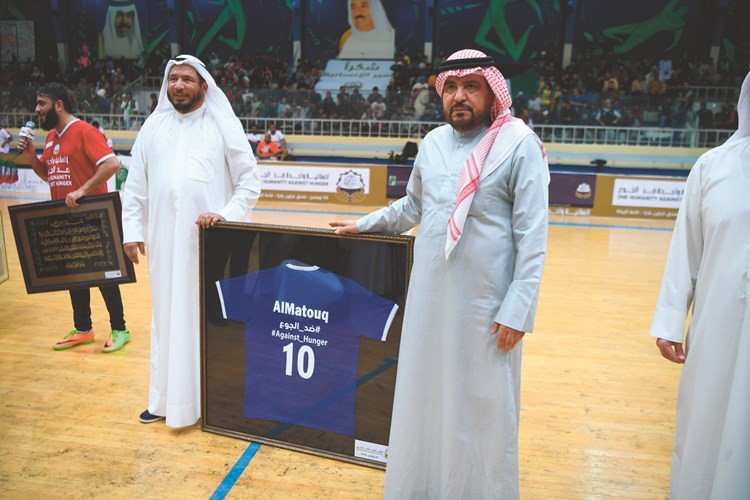 د.عبدالله المعتوق وجاسم العون بعد انتهاء المباراة الخيرية﻿