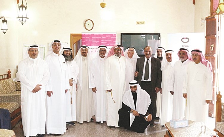 د.خالد الصالح متوسطا مجموعة من رواد الديوانية ﻿