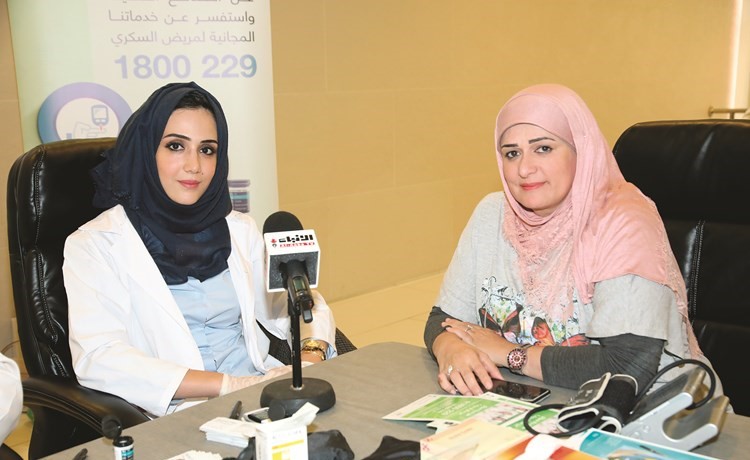 د.إيلاف ديب متحدثة للزميلة حنان عبدالمعبود خلال اليوم الصحي لموظفي الأنباء 	زين علام﻿