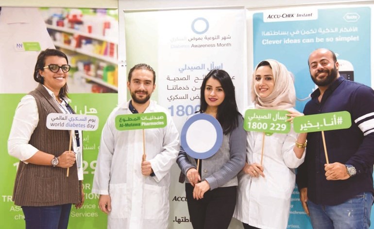 محمد جيوسى وإيلاف ديب ومياس يوسف وأحمد عبداللطيف وسلسبيل بدار من فريق عمل صيدليات المطوع﻿