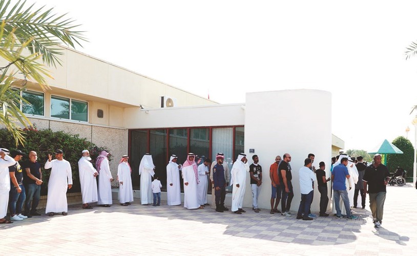 بحرينيون يصطفون بانتظار دورهم للإدلاء بأصواتهم بالانتخابات امس	(بنا)﻿