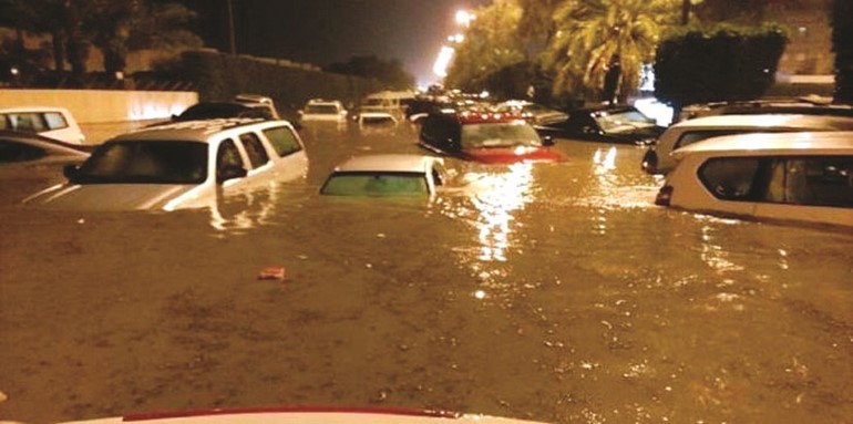 آثار للسيول الأخيرة التي شهدتها الكويت ﻿