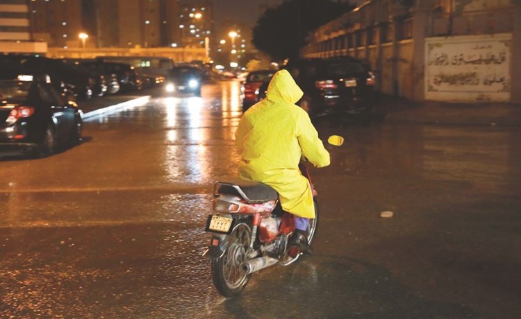 يحتمي من المطر بسترة ﻿