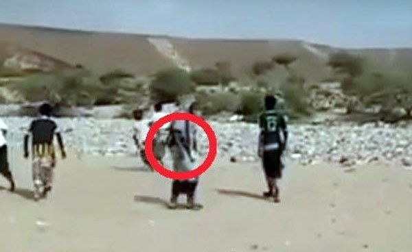 بالفيديو.. مقطع يثير الجدل لحكم مباراة يستخدم بندقية رصاص بدلًا من الصافرة