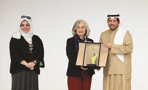 الشيخ عبدالله الأحمد مكرما السفيرة الفرنسية على هامش المؤتمر﻿