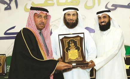 مشاري فهد بن جمعة يتسلم تكريمه ﻿