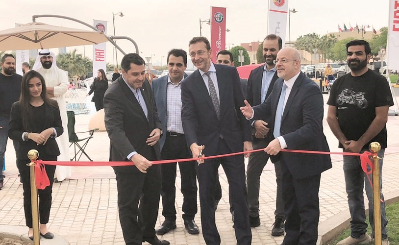 السفير الإيطالي جيوسيبي سكونياميليو يقص شريط الافتتاح﻿