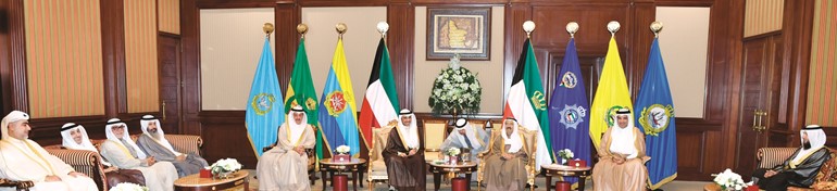 صاحب السمو الأمير الشيخ صباح الأحمد خلال استقباله رئيس مجلس الأمة مرزوق الغانم وأعضاء مكتب المجلس ويبدو عيسى الكندري ود.عودة الرويعي ونايف المرداس وصلاح خورشيد وأحمد الفضل وخالد الشطي وعلام الكندري﻿