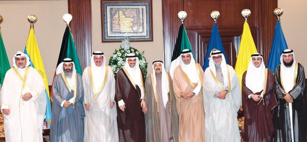 صاحب السمو الأمير الشيخ صباح الأحمد متوسطا رئيس مجلس الأمة مرزوق الغانم وأعضاء مكتب المجلس عيسى الكندري وأحمد الفضل وصلاح خورشيد ود.عودة الرويعي ونايف المرداس وخالد الشطي والأمين العام علام الكندري 