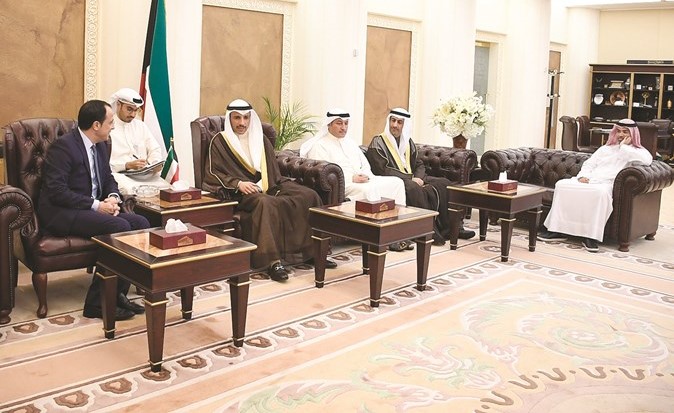 الرئيس الغانم أثناء استقباله وزير خارجية قبرص بحضور عمر الطبطبائي وعسكر العنزي﻿