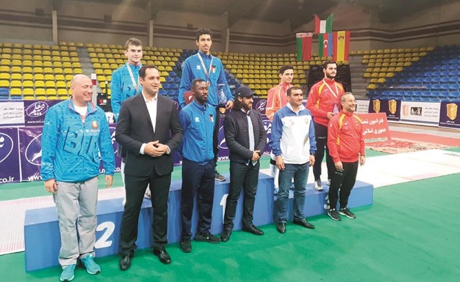 اللاعب محمد الفضلي أثناء تتويجه بالميدالية الذهبية ﻿