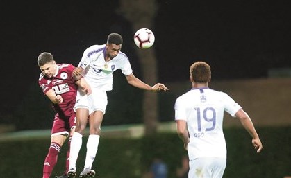 لاعب الهلال محمد كنو يبعد الكرة برأسه	 (موقع الهلال) ﻿