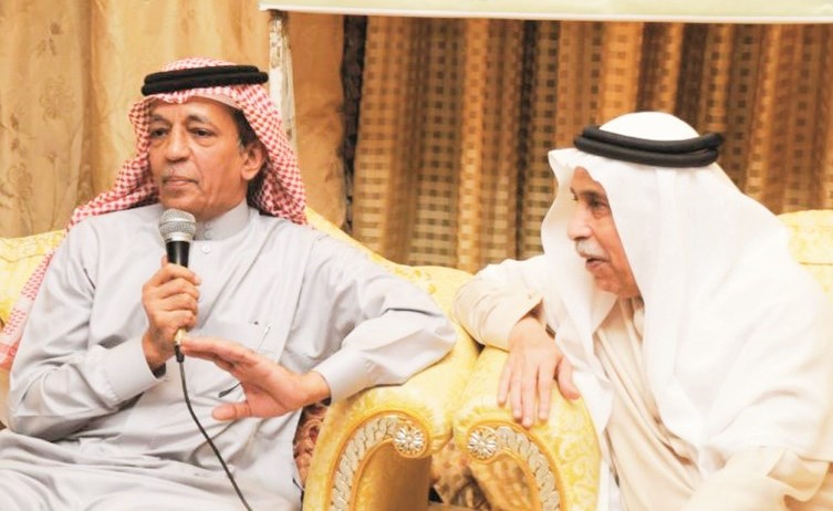 الزميل أحمد مكي متحدثا وبجانبه د.عبدالله باشراحبيل أثناء اللقاءالثقافي﻿