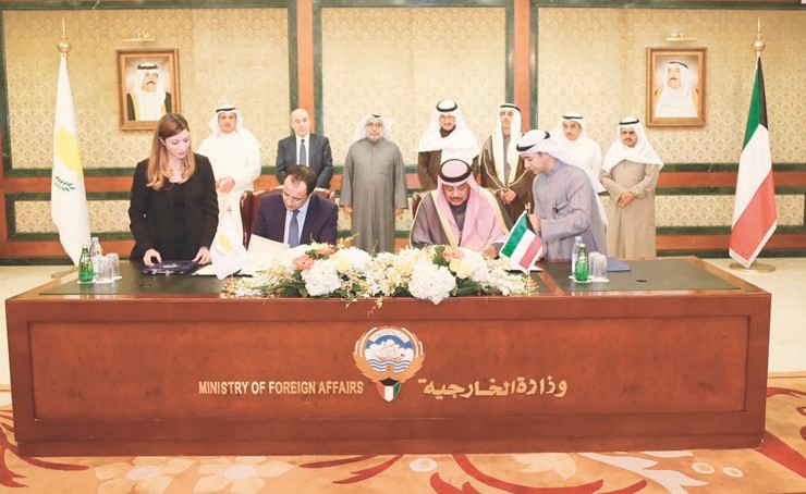 الشيخ صباح الخالد ونيكوس خريستو دوليديس خلال التوقيع على اتفاقيات بين الكويت وقبرص	﻿