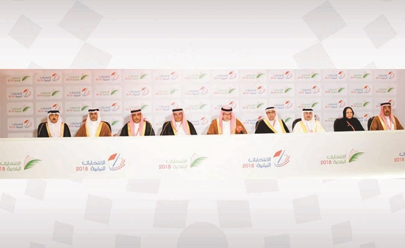 جانب من المؤتمر الصحافي الذي عقده وزير العدل البحريني الشيخ خالد بن علي آل خليفة لاعلان نتائج الانتخابات النيابية والبلدية امس	(بنا)  ﻿