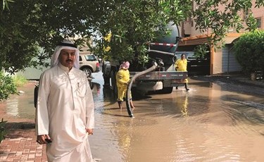آليات البلدية خلال عملية سحب المياه من إحدى المناطق﻿