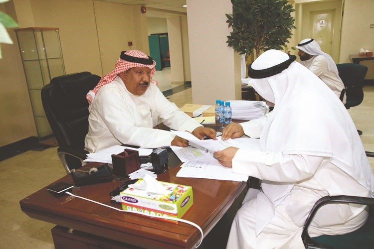 جانب من إجراءات تسجيل طلبات التعويضات	(زين علام) ﻿