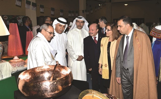 م. علي اليوحة والسفير عبدالحميد عبداوي ود.عيسى الأنصاري خلال جولة فيالمعرض﻿