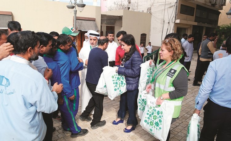 «التجاري» يوزع كسوة الشتاء على عمال التنظيف والبناء بمواقع عملهم