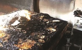 آثار الحريق وقد أتت على محتويات غرفة النوم﻿