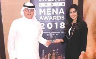  سناء الهدلق وطلال اليعقوب خلال تسلمهما الجائزة﻿