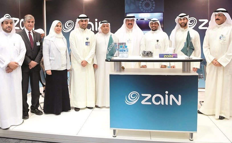 د.علي المضف يتوسط مسؤولي زين في جناح الشركة ﻿