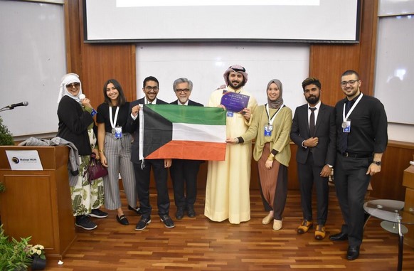 طلاب يحصلون على جائزة أفضل وفد دبلوماسي بمؤتمر نموذج الأمم المتحدة في ماليزيا