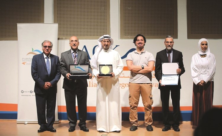 د. محمد عبدالنبي وم. عبدالله الجدعان مع المشاركين في الندوة﻿