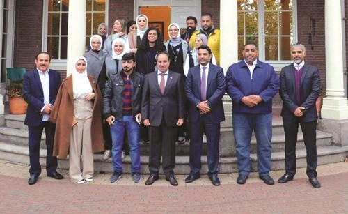 السفير عبدالرحمن العتيبي والمستشار علي الذايدي وصالح الفجري يتوسطون وفد كلية القانون الكويتية العالمية﻿